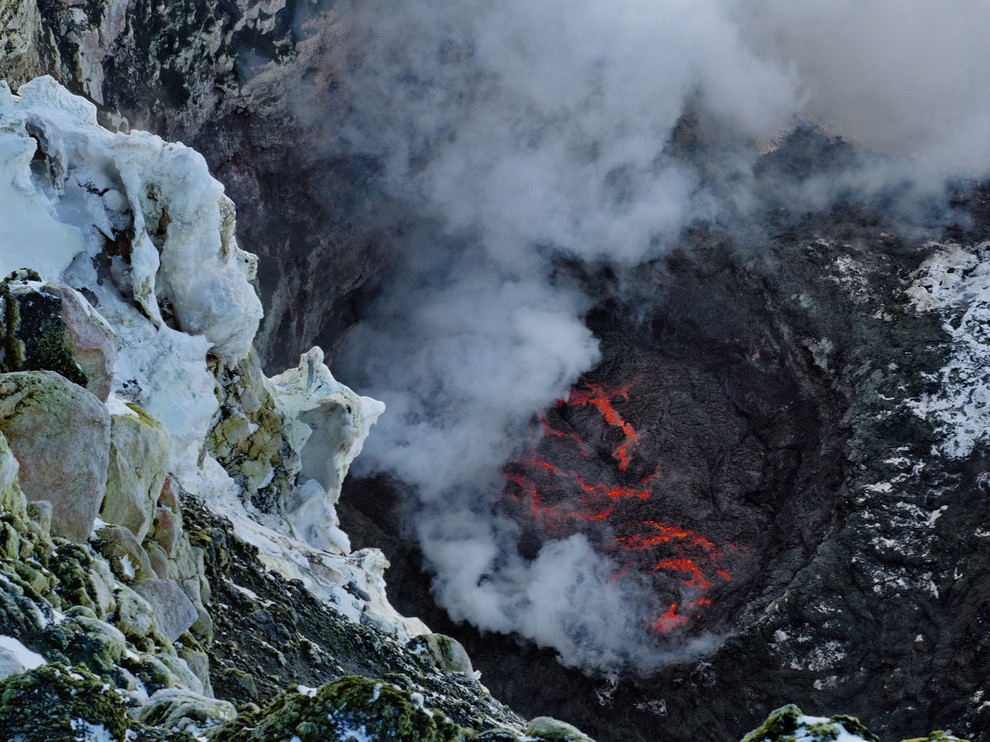 кратер с живой лавой вулкана