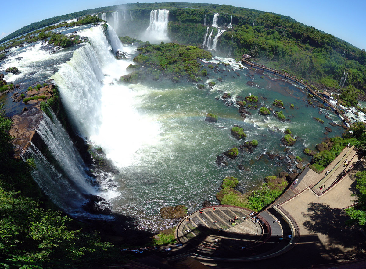 Красивый мощный водопад Игуасу