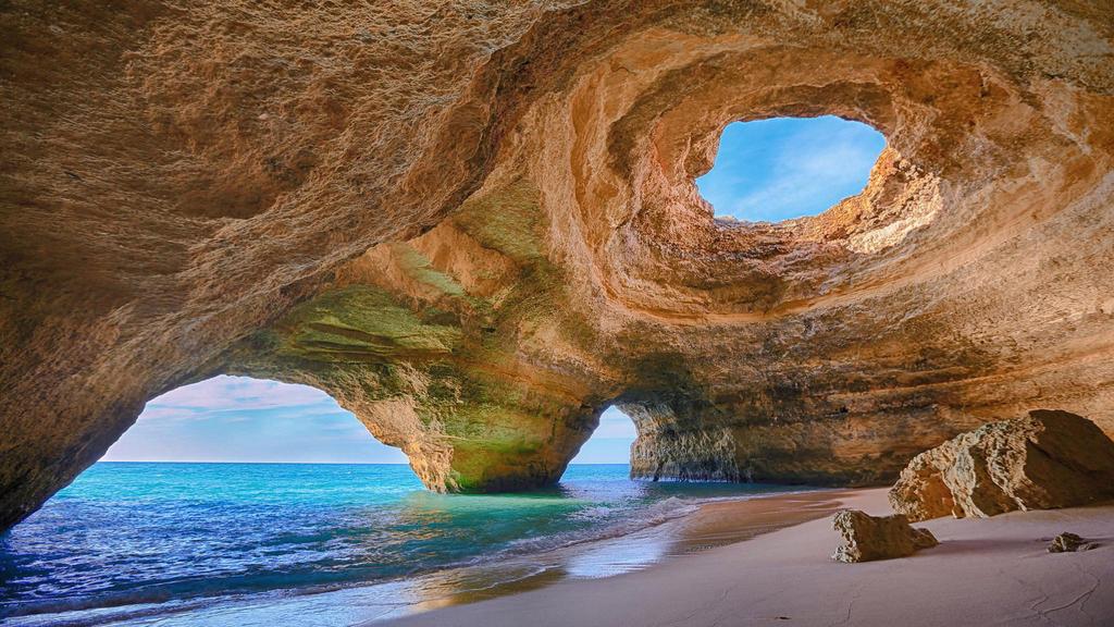 Пещера  с пляжем Benagil в Португалии