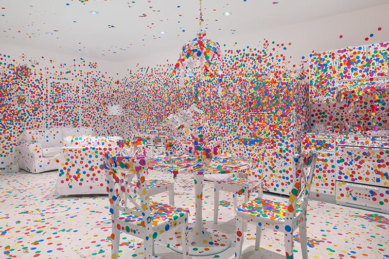 Новая инсталляция The Obliteration Room от японки Яёи Кусама