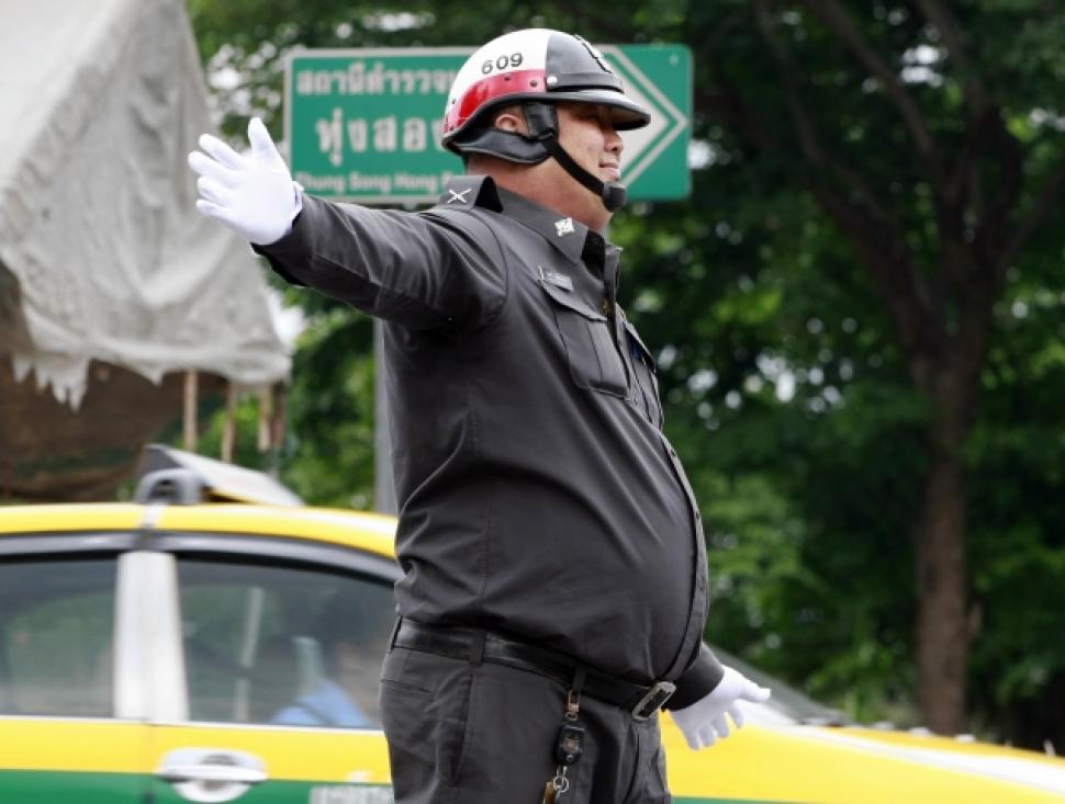 Толстый полицейский на улице Азии