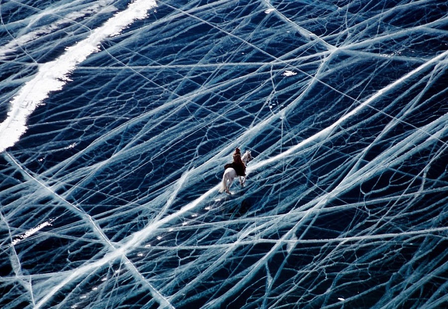Байкал во льду поражает
