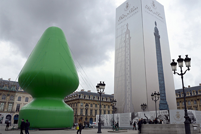 нечто зеленое и надувное на улицах Парижа