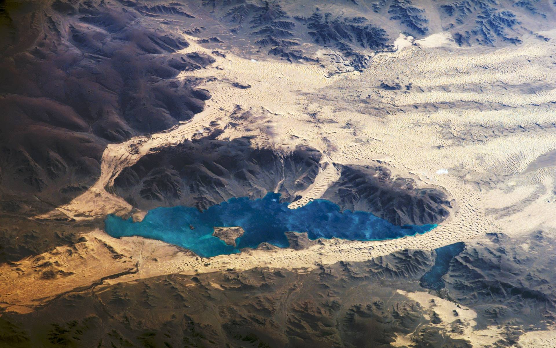 В Тунисе посреди пустыни за день выросло озеро