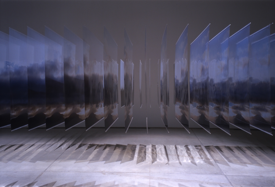 Абстрактное движение в пространстве, которое создают картины японского мастера заставляет зрителей поверить в   возможность остановки времени
