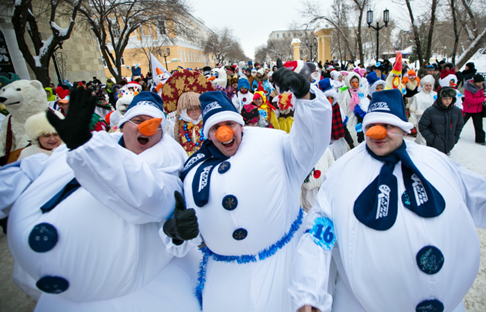 зима в разгаре - новогоднее шествие снеговиков в Оренбурге