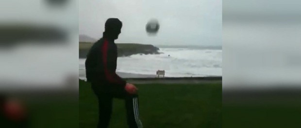 Ирландцы показали как играть в футбольный бумеранг