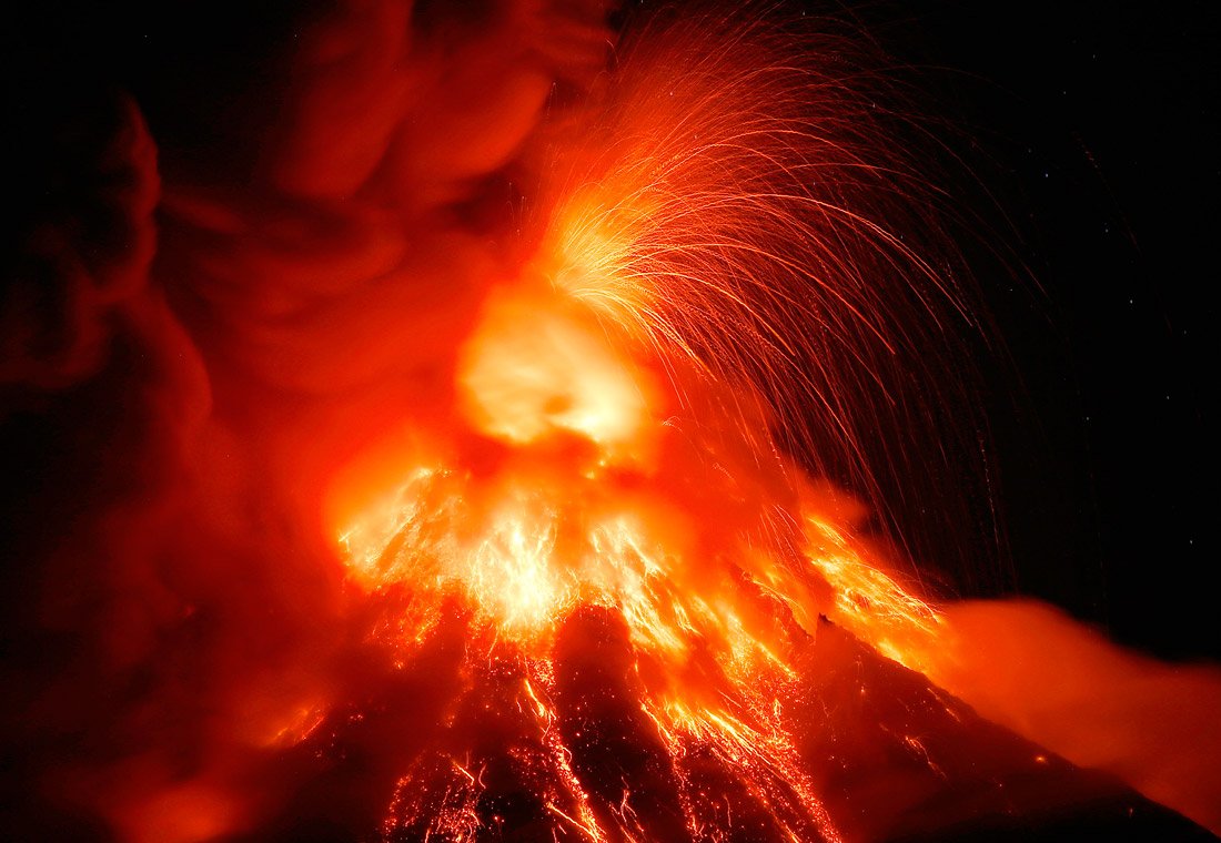 Огонь бывает заворажиающе красив - во время извержения филиппинского вулкана Майон