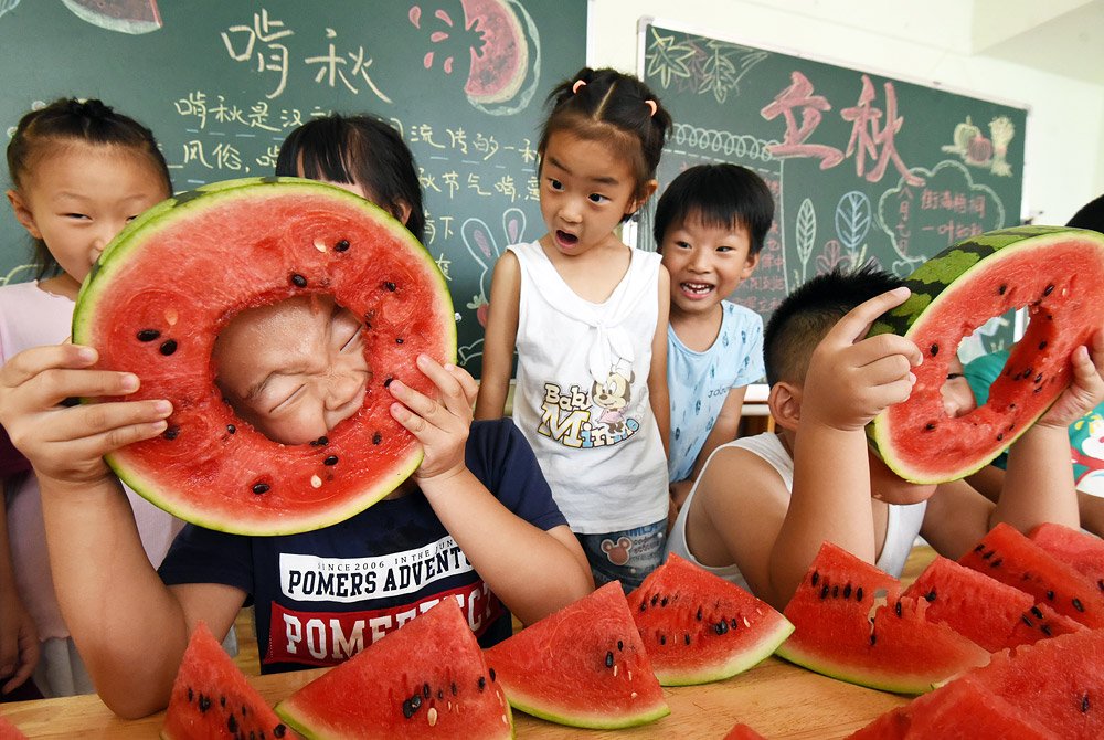 В китайском Ханьдане прошли соревнования по скоростному поеданию арбузов