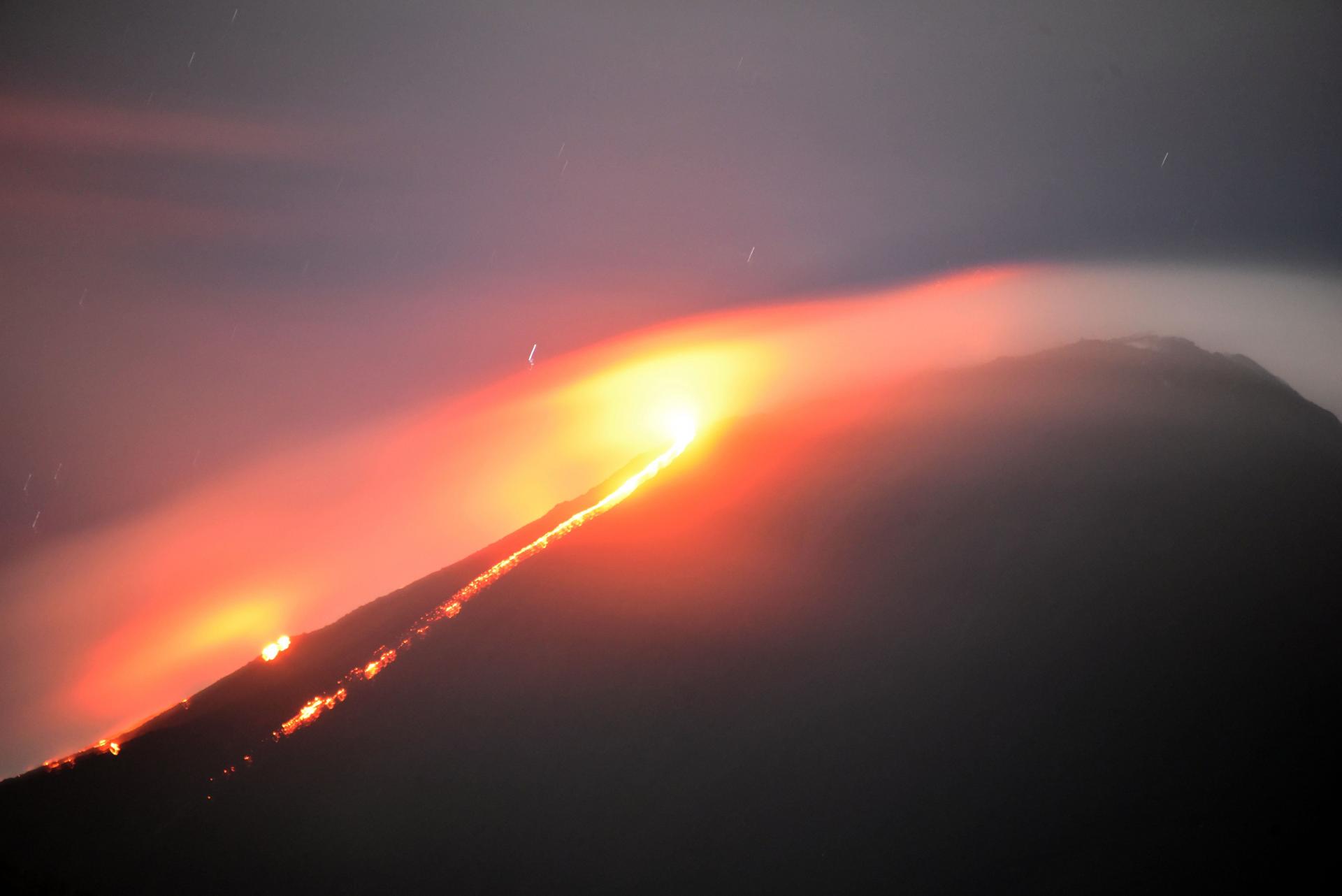 Огнненая красота вулкана на Гватемале