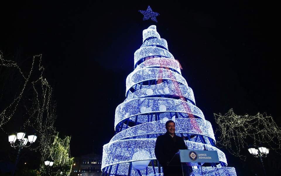 В Греции открыли креативную новогоднюю елку