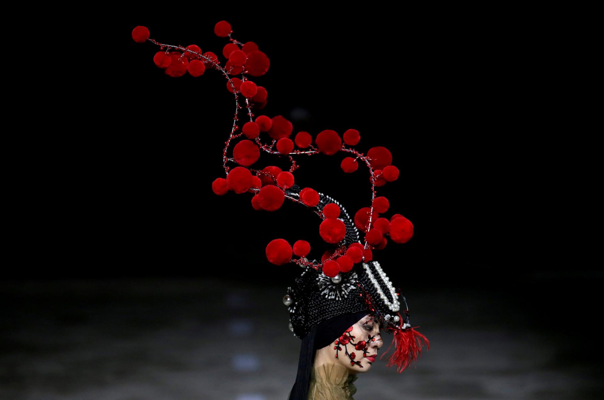 Показ мод от Ху Шегуанга на Beijing Fashion Week 