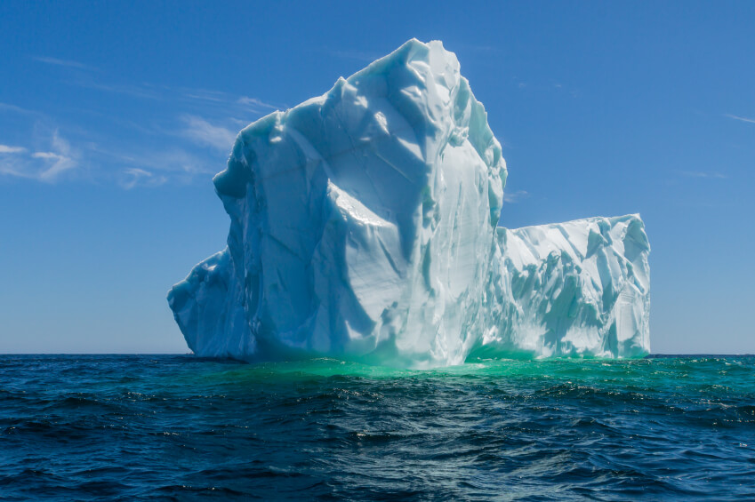 айсберг у берегов Канады