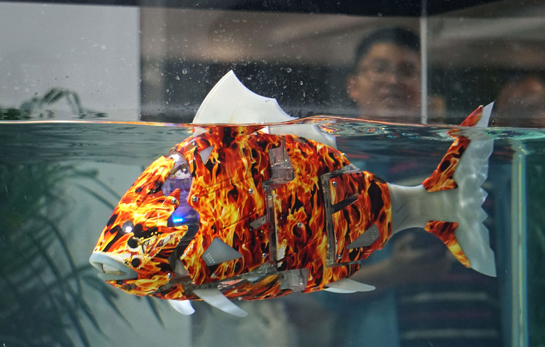Китайцы представили рыбу-робота на Всемирной конференции робототехники