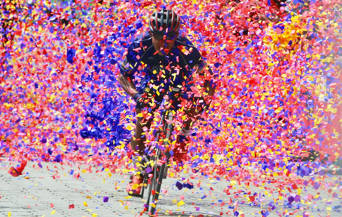 Красочная победа велосипедиста Хосе Канасту на финише этапа велогонки в Гватемале