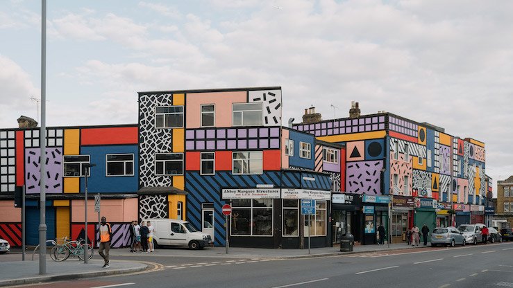 Район Лейтон в Лондоне раскрасили в яркие краски