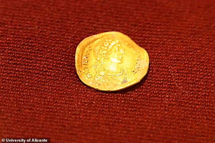 10-coins-discovered-that-depicts-Honorius3
