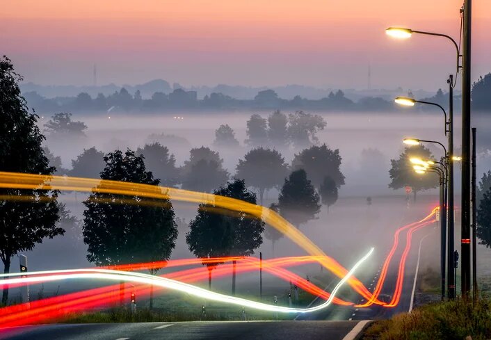 Красота в тумане -- автомобили на трассе под Франкфуртом