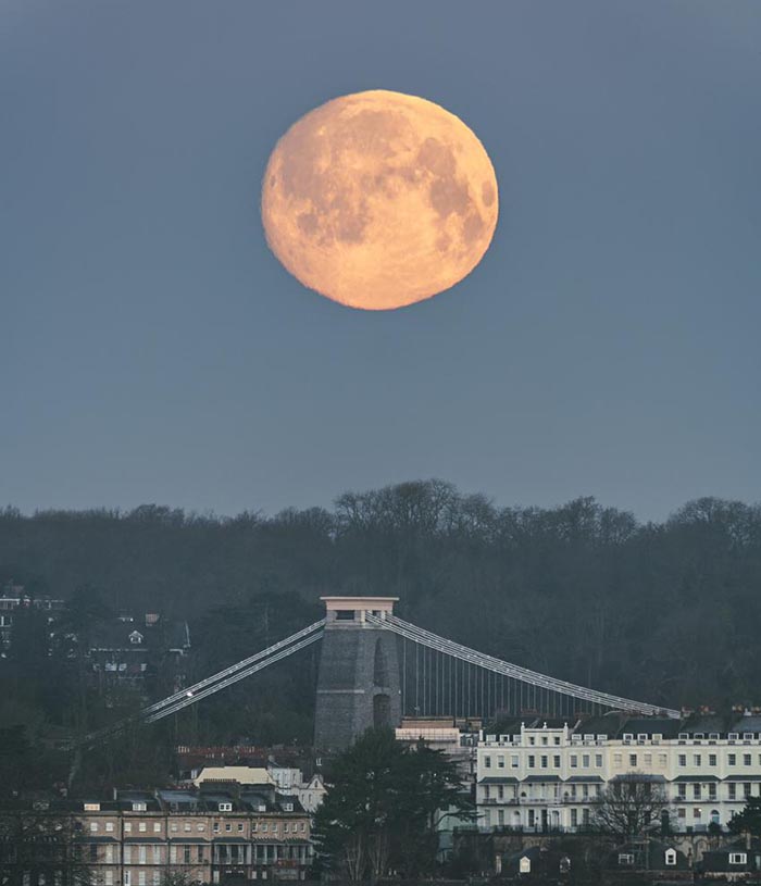 Необычный вид Луны над подвесным мостом Клифтон в Бристоле