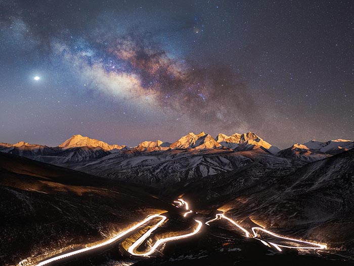 Звездное небо над самой высокой автострадой в мире на территории Тибета