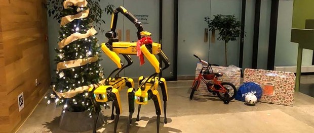 Роботы-собаки Boston Dynamics украсили елку