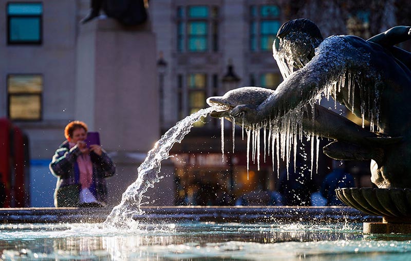 Зима пришла- фонтан в Лондоне замерз!