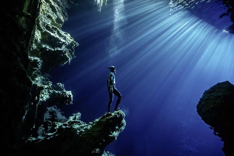 Фри-дайвер в подводной пещере архипелага Тонга