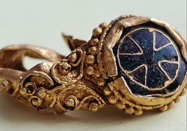 британец нашел золотое кольцо, датированное X веком