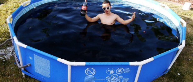Ошеломляющий успех бассейна с кока-колой