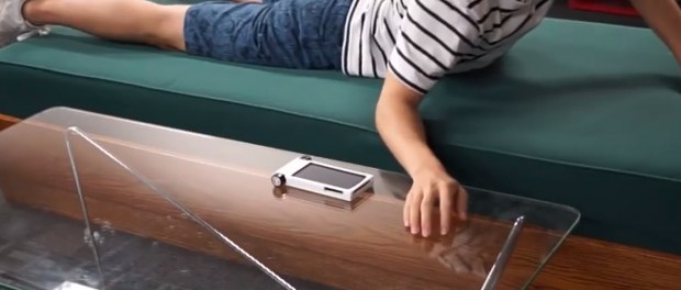 Японцы создали ездящий чехол на смартфон