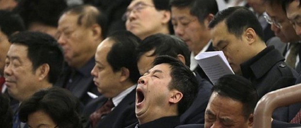 Китайских бюрократов наказали за спячку во время заседания по борьбе с ленью