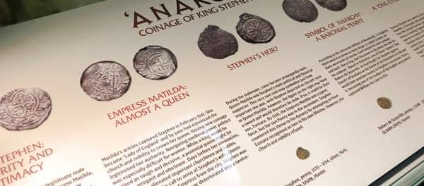 Монета времен британской Анархии озолотила кладоискателя