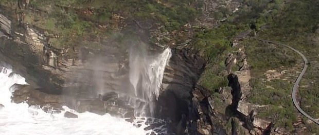 Австралийские водопады повернули воды вспять