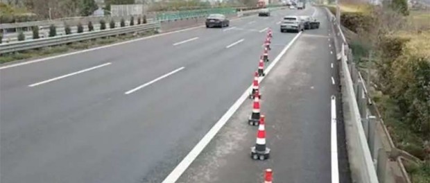 Китайцы изобрели роботы-конусы для регулировки дорожного движения