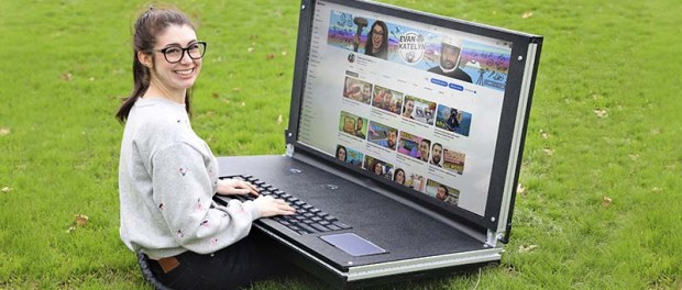 Пара ютуберов из США создала самый большой в мире ноутбук