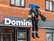 Domino's Pizza первой в мире доставила пиццу по воздуху с помощью реактивного ранца