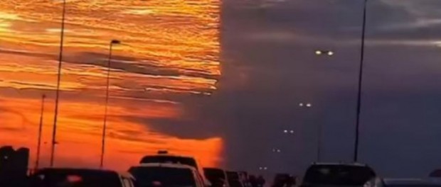 Уникальное видео — закат разделил небо Флориды пополам